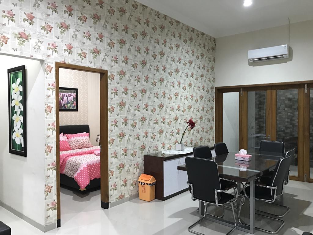 Nariska Suite Homestay Purwokerto Exterior photo
